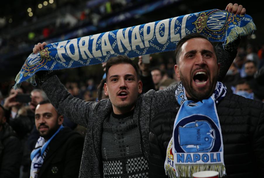 Entusiasmo, euforia e calore. Quindicimila e anche pi i tifosi del Napoli sugli spalti del Santiago Bernabeu per l&#39;andata degli ottavi di Champions League contro il Real. Reuters